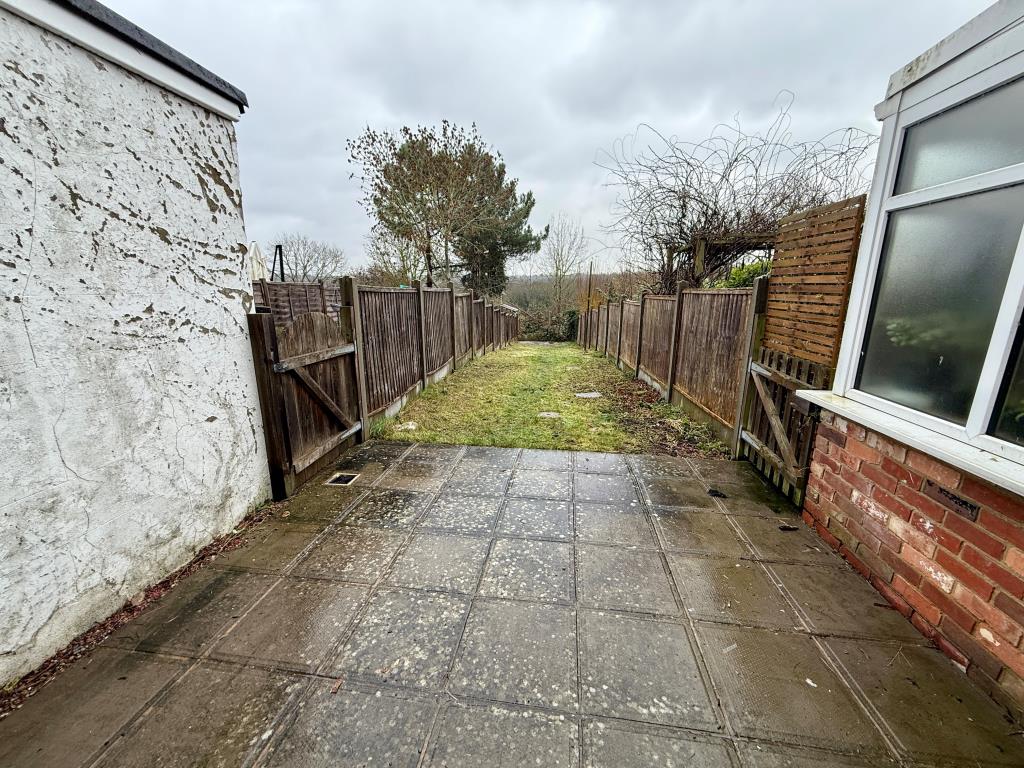 Lot: 151 - TERRACE HOUSE FOR IMPROVEMENT - Garden to rear